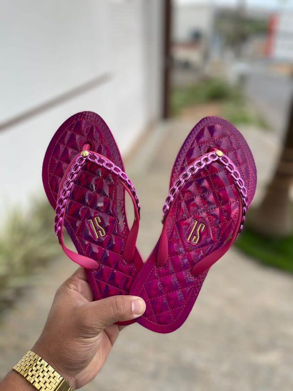 Chinelo de dedo Santa Lolla com detalhe de corrente para atacado.